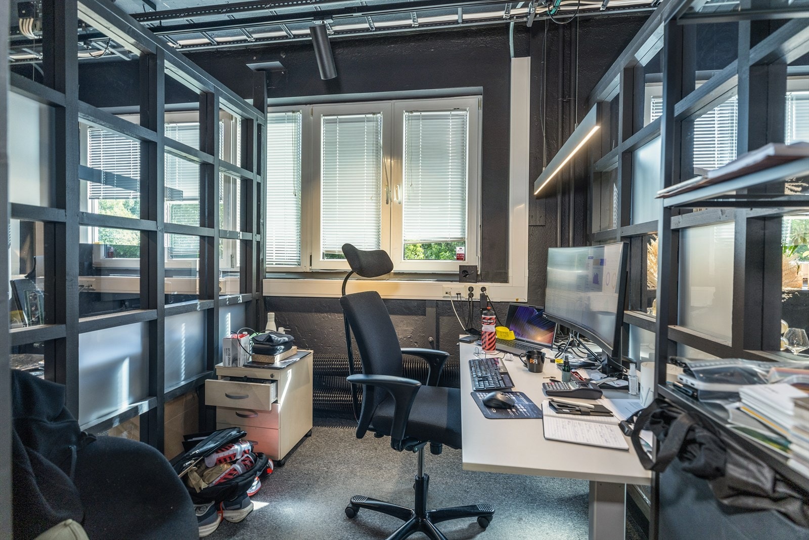 Moderne kontordel med cellekontorer og møterom med glassvegger. Galleribilde