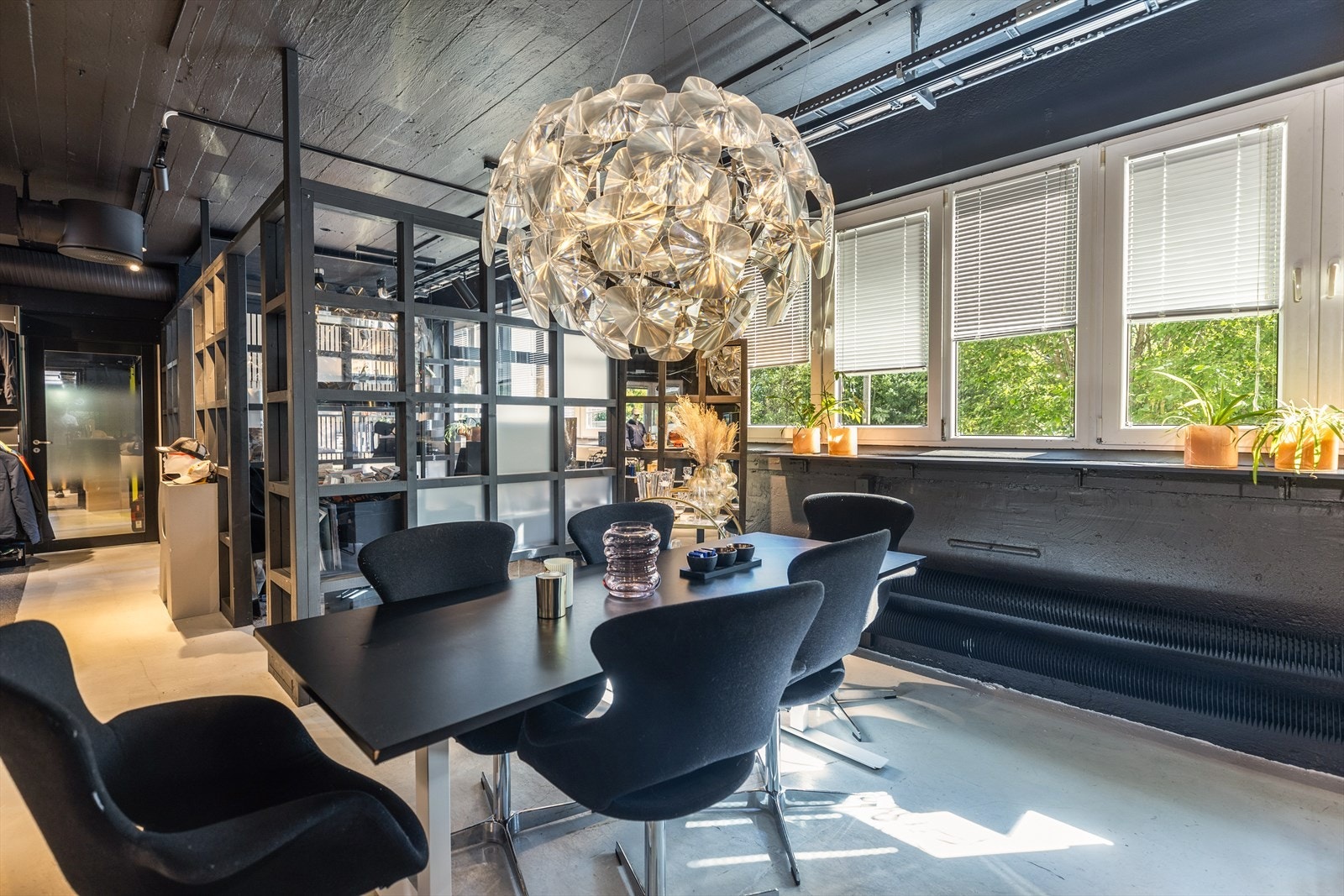 Moderne kontordel med cellekontorer og møterom med glassvegger. Galleribilde