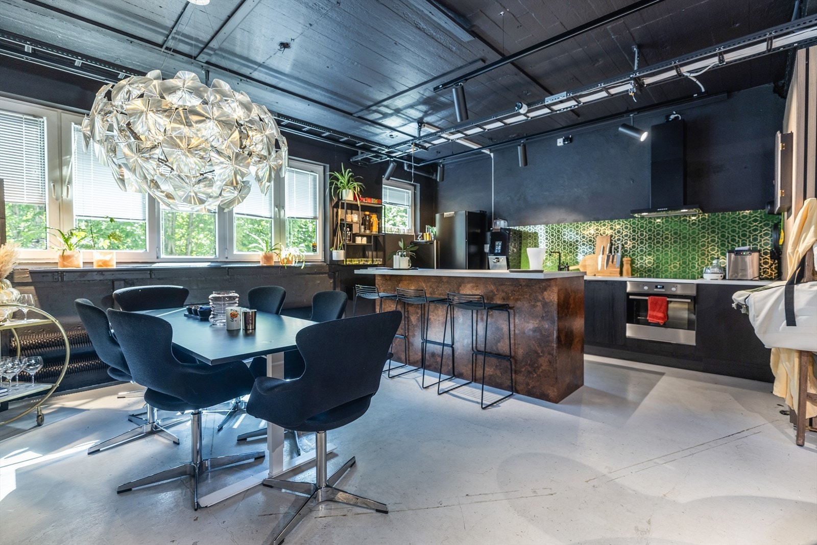 Kjøkken med integrerte hvitevarer og spiseplass ligger i åpen løsning som i dag benyttes som showroom. Galleribilde