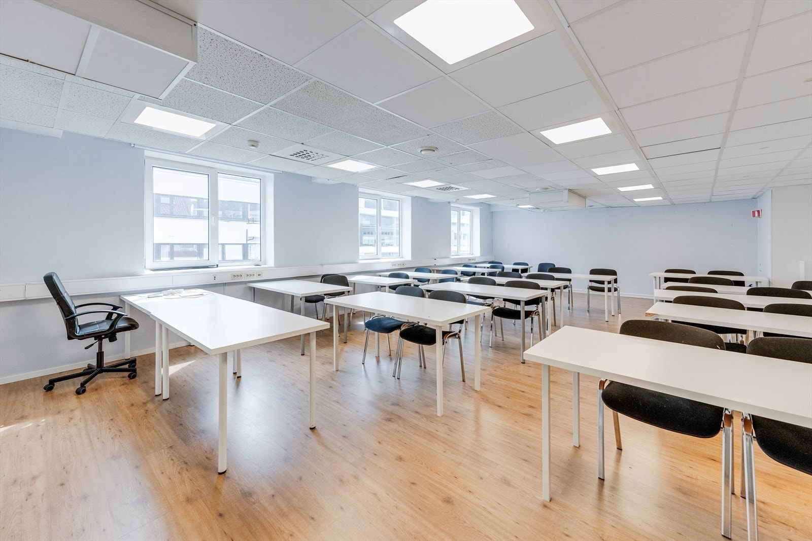 BTA 370 m² i 5. etasje som i dag er utleid på oppsigelig avtale og kan leies sammen det andre lokalet.