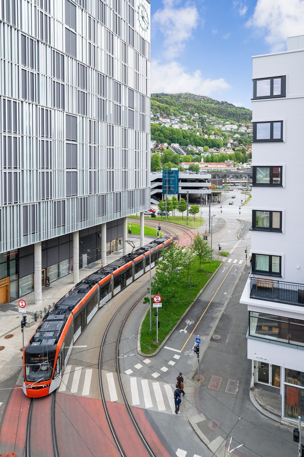 Kort avstand bil Bergen bystasjon/bygarasjen.