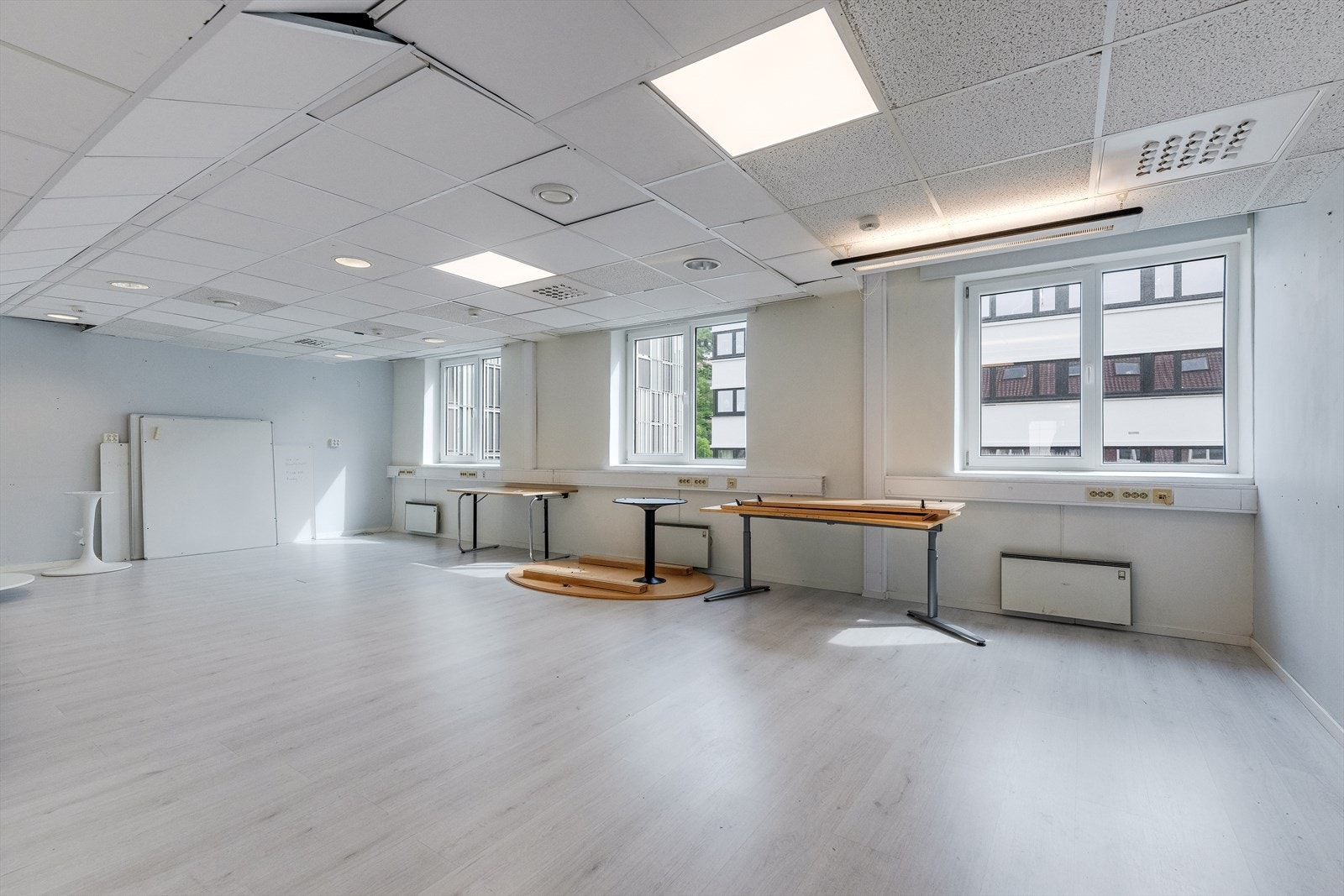 BTA 370 m² i 5. etasje som i dag er utleid på oppsigelig avtale og kan leies sammen det andre lokalet.