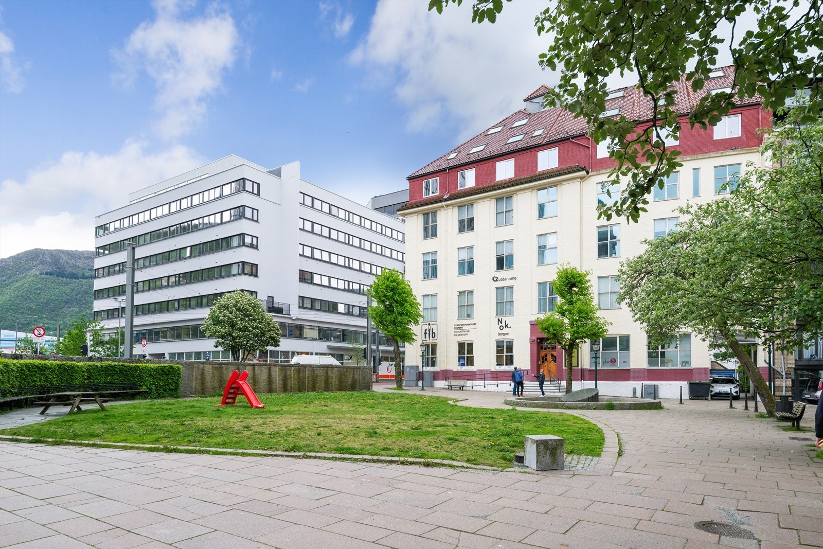 Tross sentral beliggenhet, ligger eiendommen ved en liten park.