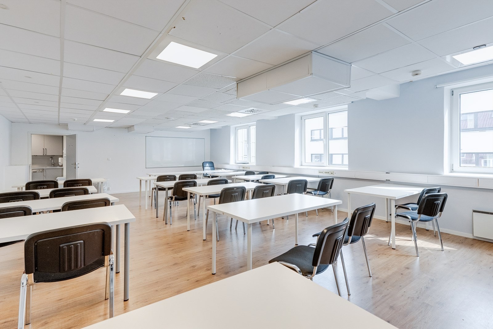 BTA 370 m² i 5. etasje som i dag er utleid på oppsigelig avtale og kan leies sammen det andre lokalet.
