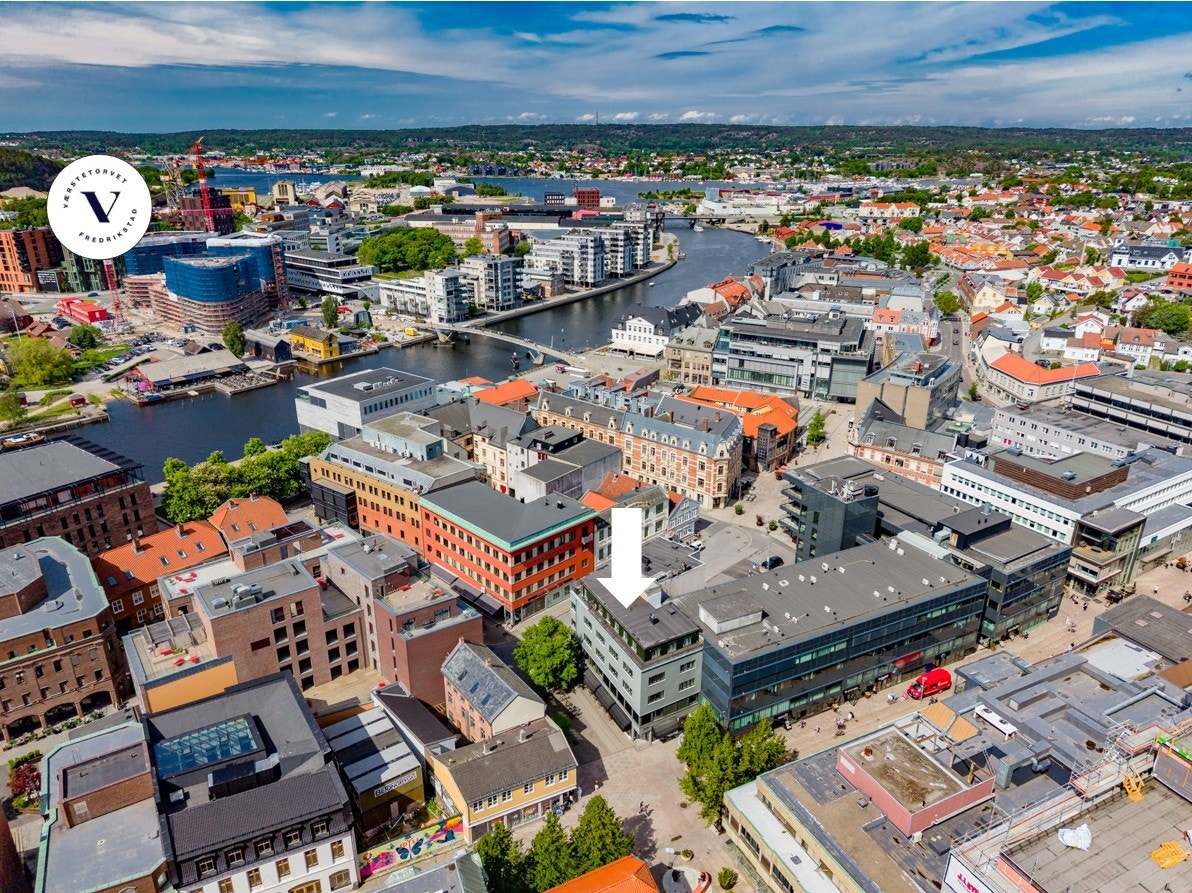Eiendommen ligger kun 7 minutter spasertur fra Værstetorvet, et nytt og moderne handelssenter med 70 butikker og serveringssteder Galleribilde