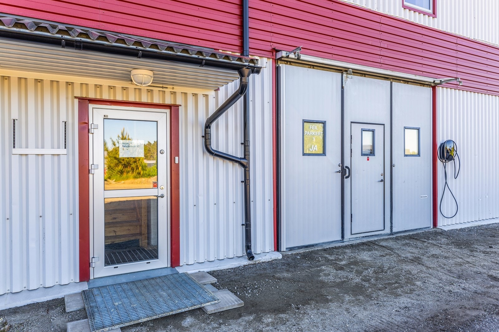 Administrasjonsdel med tilgang via trapp i 2. etasje. Galleribilde