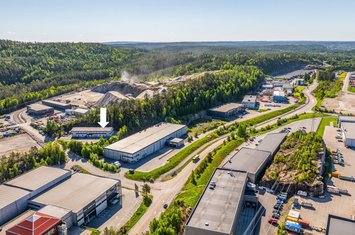 Eiendommen har en meget god beliggenhet i en moderne og sterkt voksende næringspark (Gran næringsområde). Galleribilde
