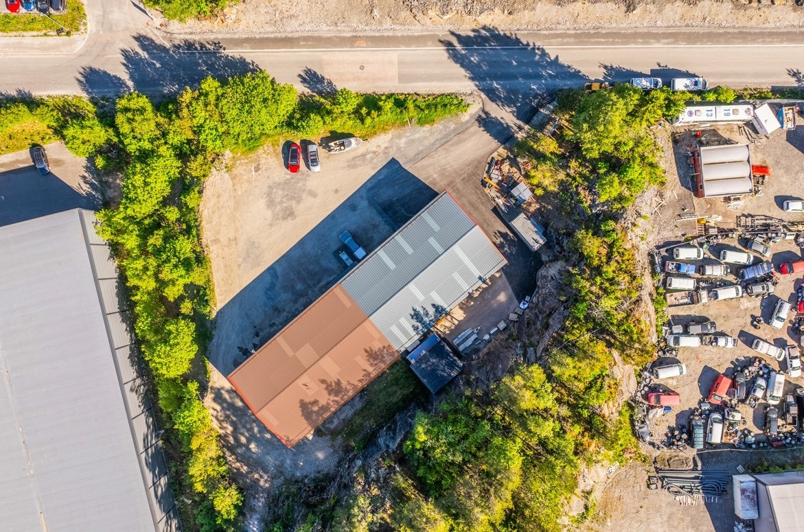 Eiet tomt på 1 936 m². Eiendommen er flat og opparbeidet med gruset dekke. Galleribilde