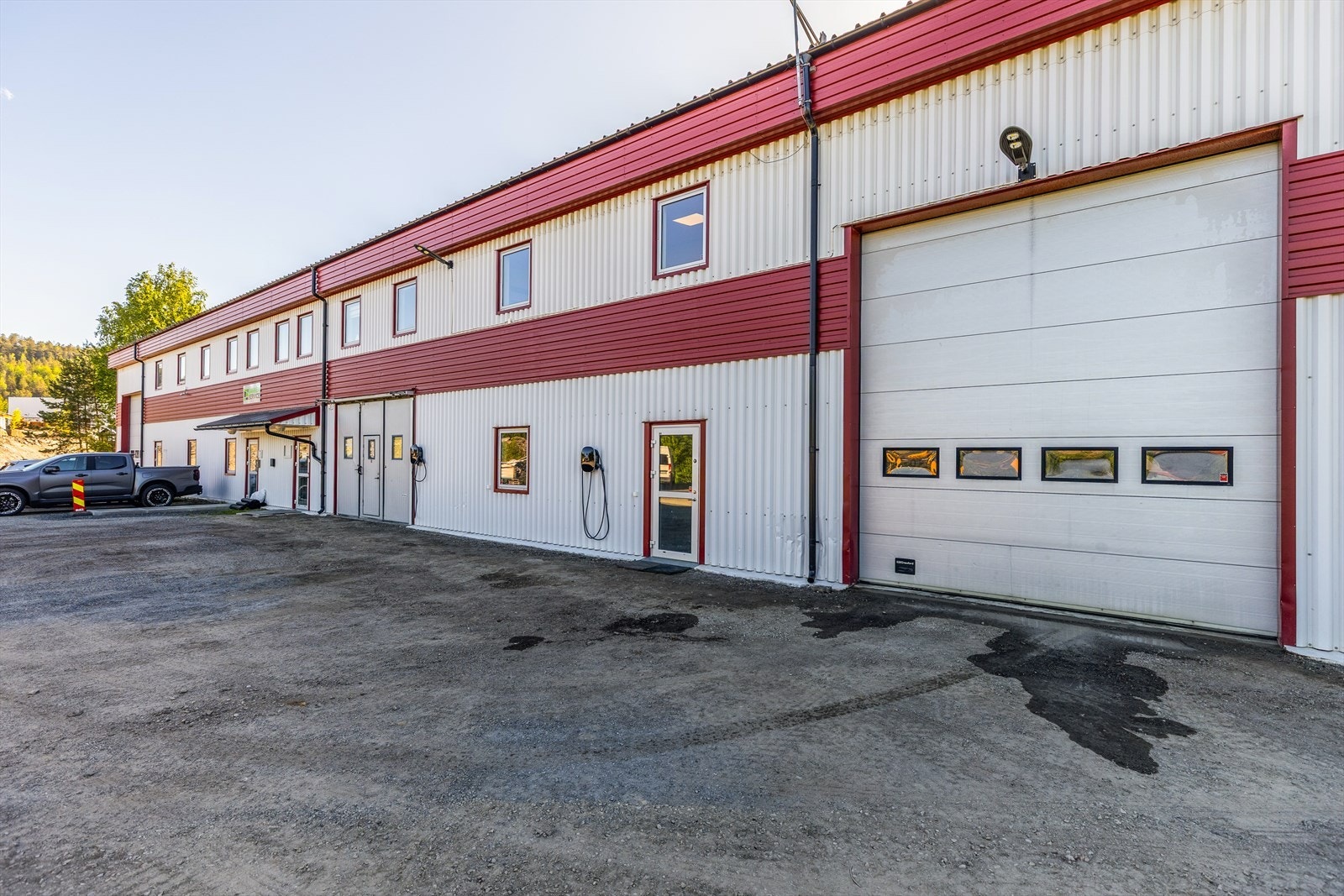 Kombinasjonsbygg med lager/produsjon i 1. etasje med tilgang via 2 kjøreporter (høyder på 4,5 m/2,9 m) Galleribilde