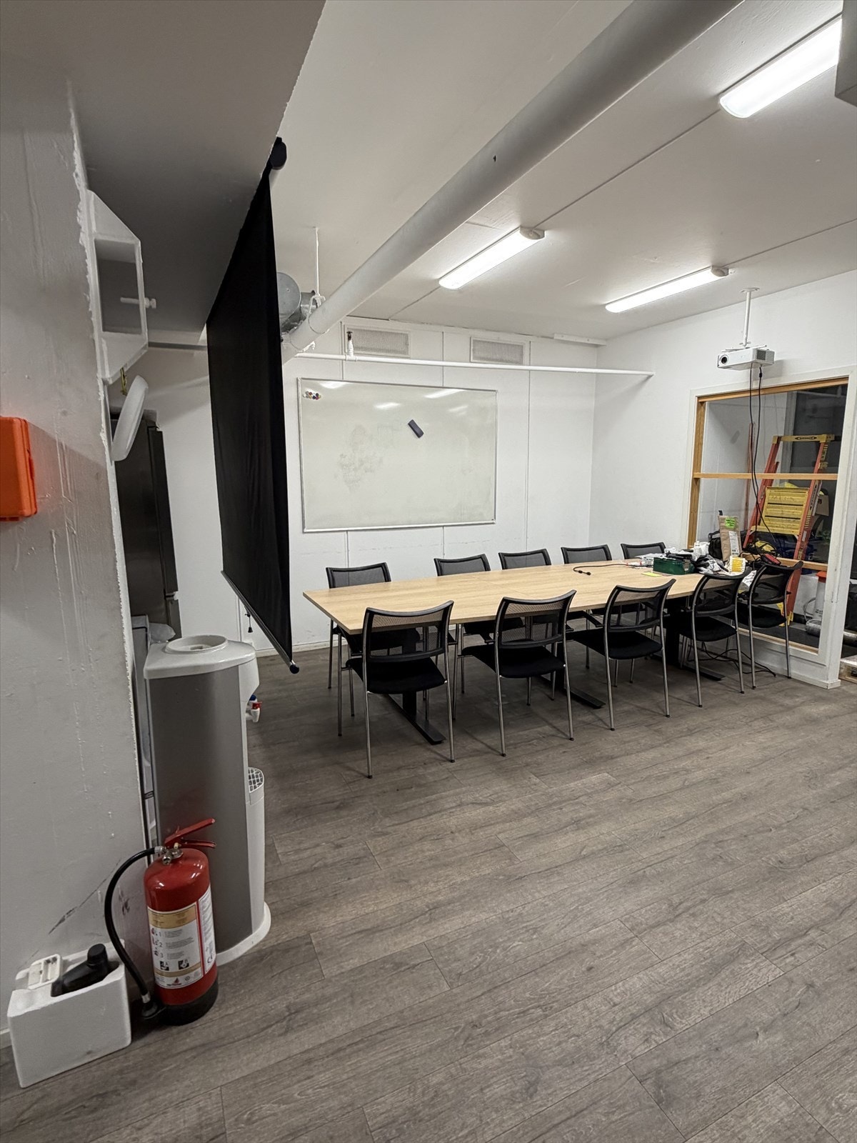 Møte-/spiserom med god plass Galleribilde