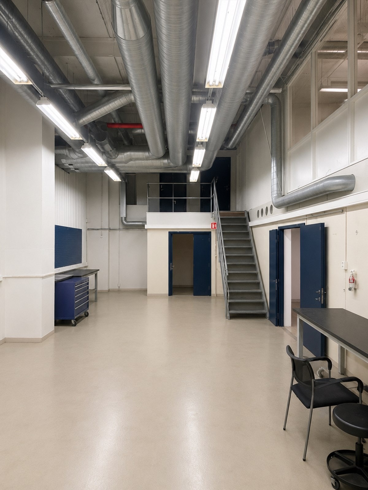 Adkomst til lageret via trapp fra kontordelen Galleribilde