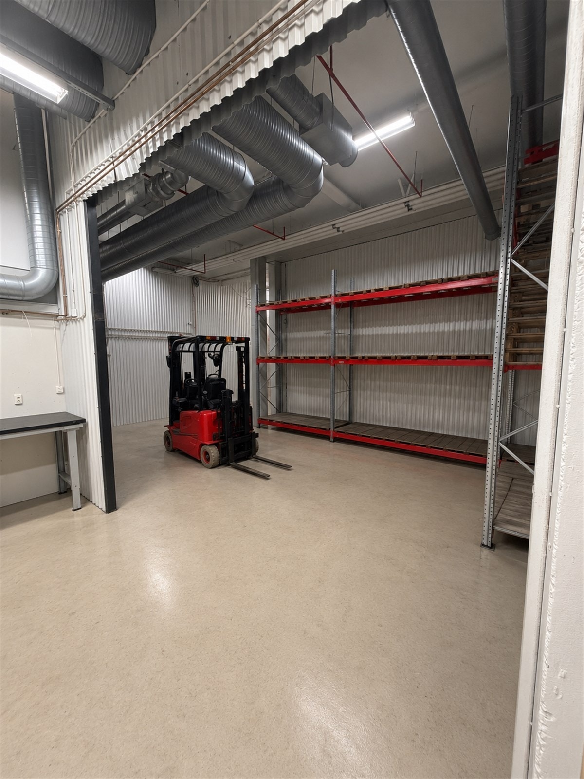 Deler av lageret er innredet med pallereoler Galleribilde