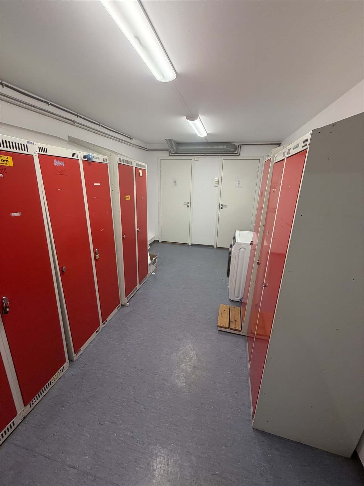 Garderobe med herre- og dametoalett Galleribilde