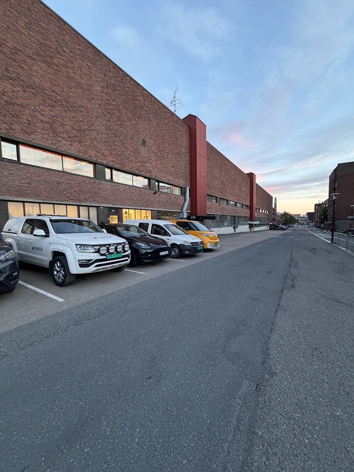 Biloppstillingsplasser rett utenfor inngangen Galleribilde