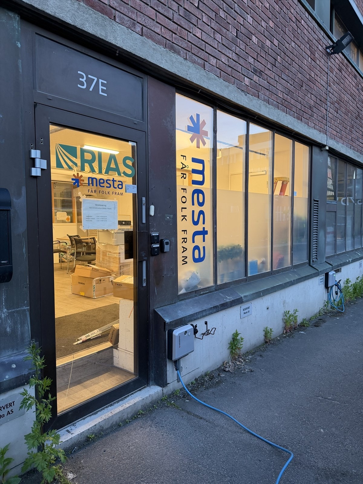 Inngangspartiet har stor vindusflater som gir godt med lys til kontordelen Galleribilde