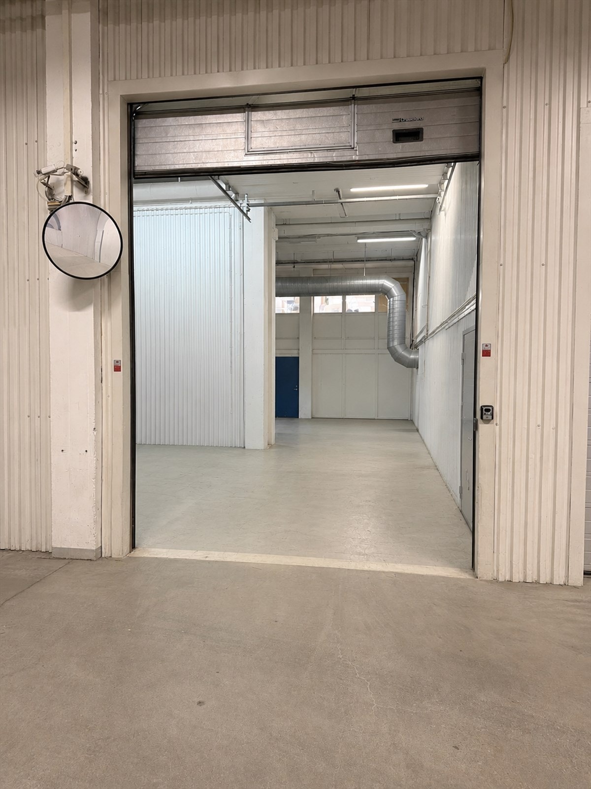 Adkomst til lageret via kjøreport Galleribilde