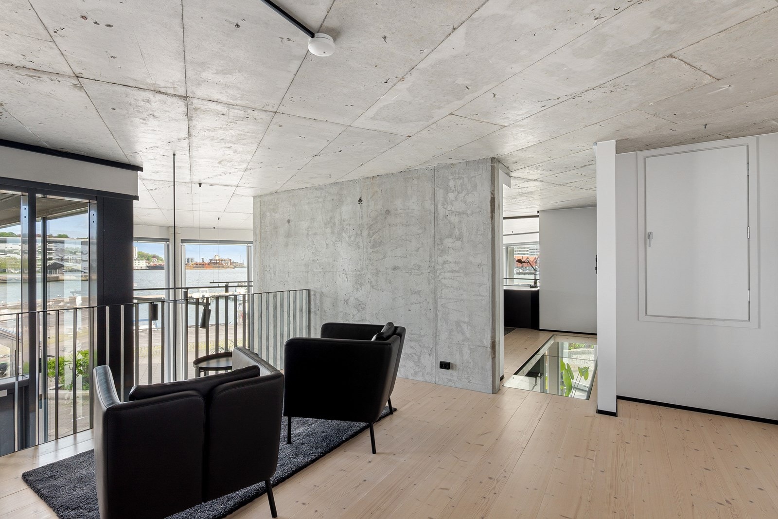 Mesanin delt inn i en sittegruppe og åpent kontorlandskap Galleribilde