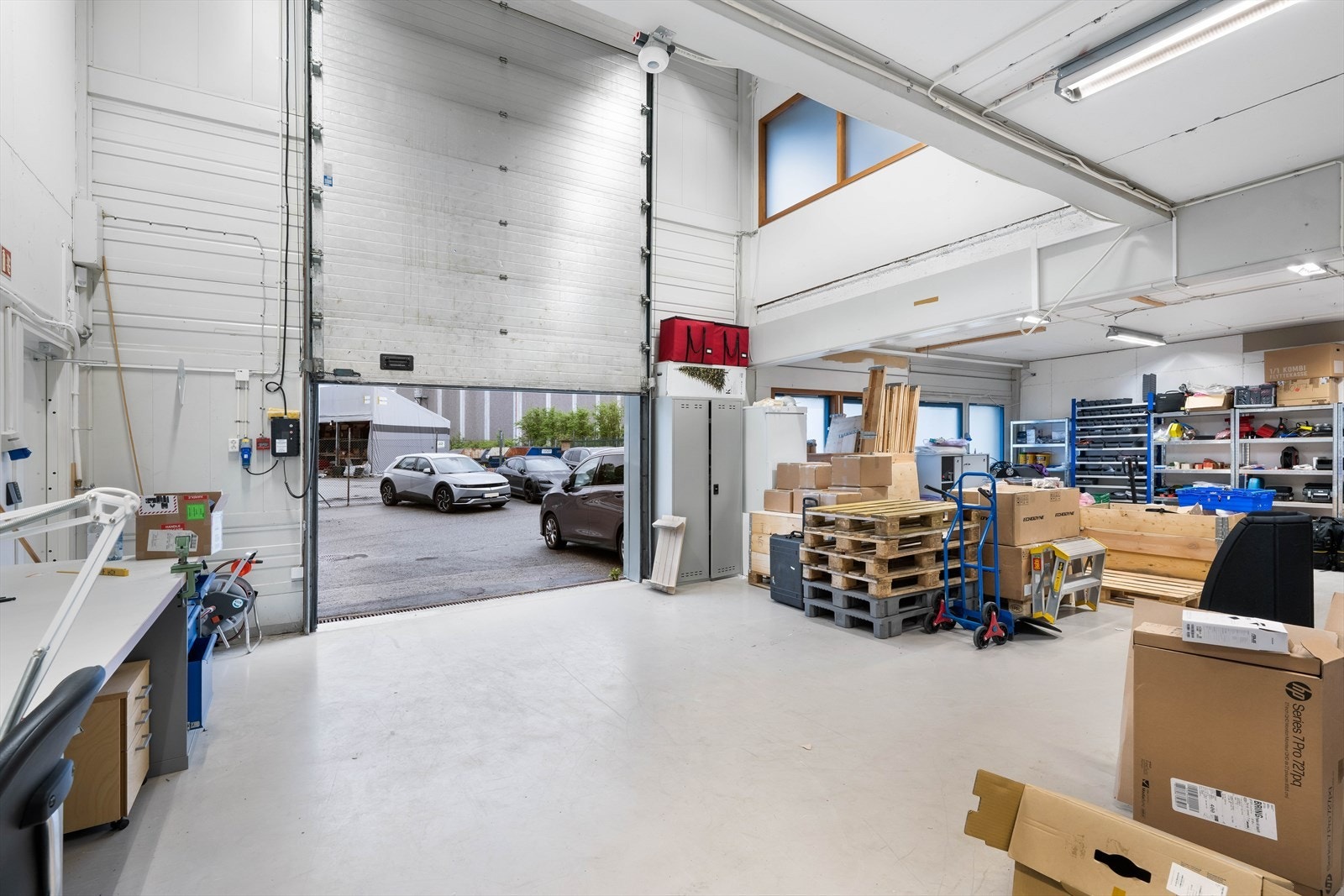 Lager ca. BTA 90 m². Deler av arealet har 6 meter takhøyde, mens resten har 3 meter. Port størrelse 3 x 4 meter.