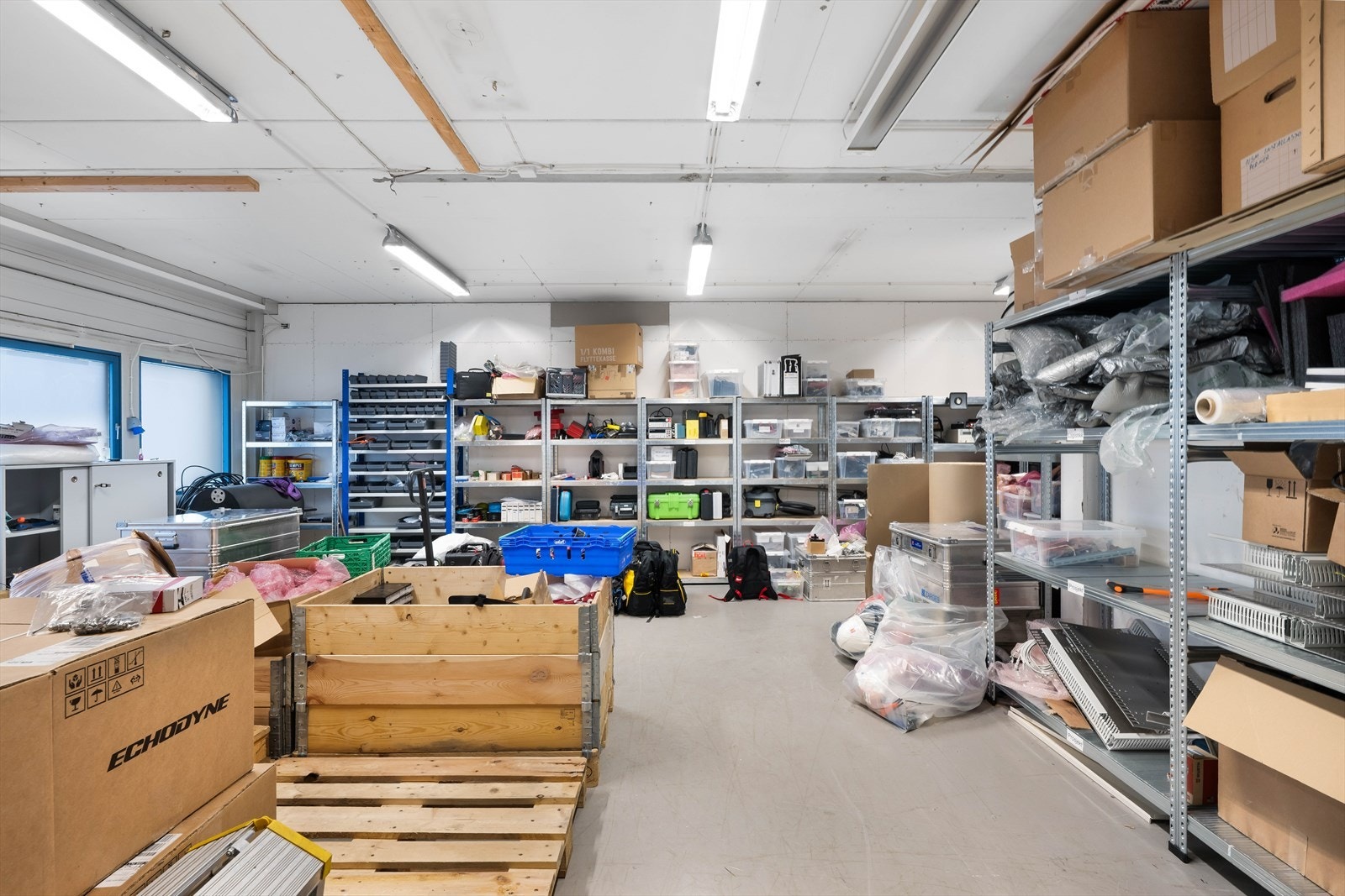 Lager ca. BTA 90 m². Deler av arealet har 6 meter takhøyde, mens resten har 3 meter. Port størrelse 3 x 4 meter.