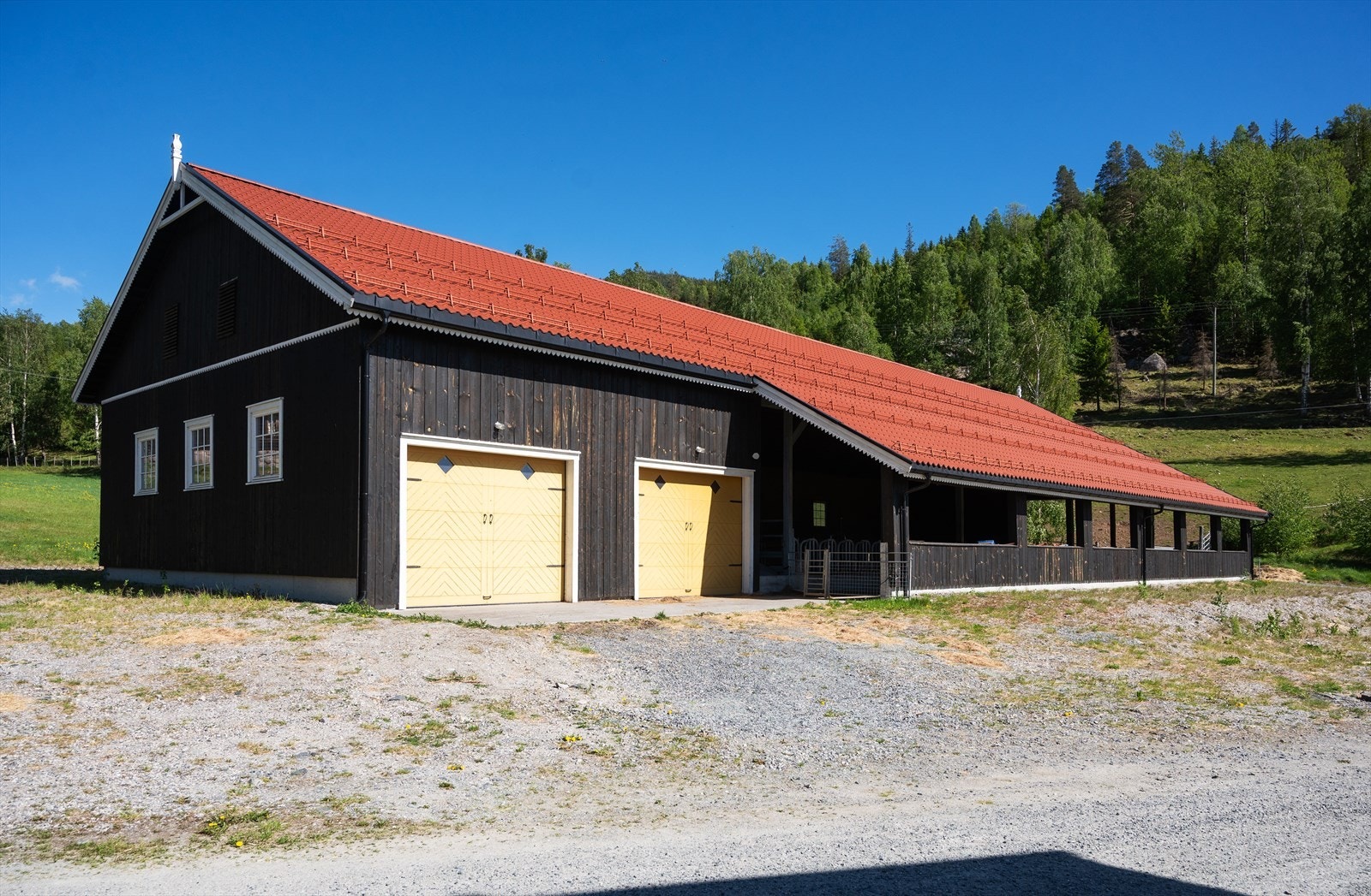 Det ble på gården bygget et nytt kaldfjøs i 2014/16 for storfekjøttproduksjon. Bygningen er moderne med 30 foringsplasser. Galleribilde