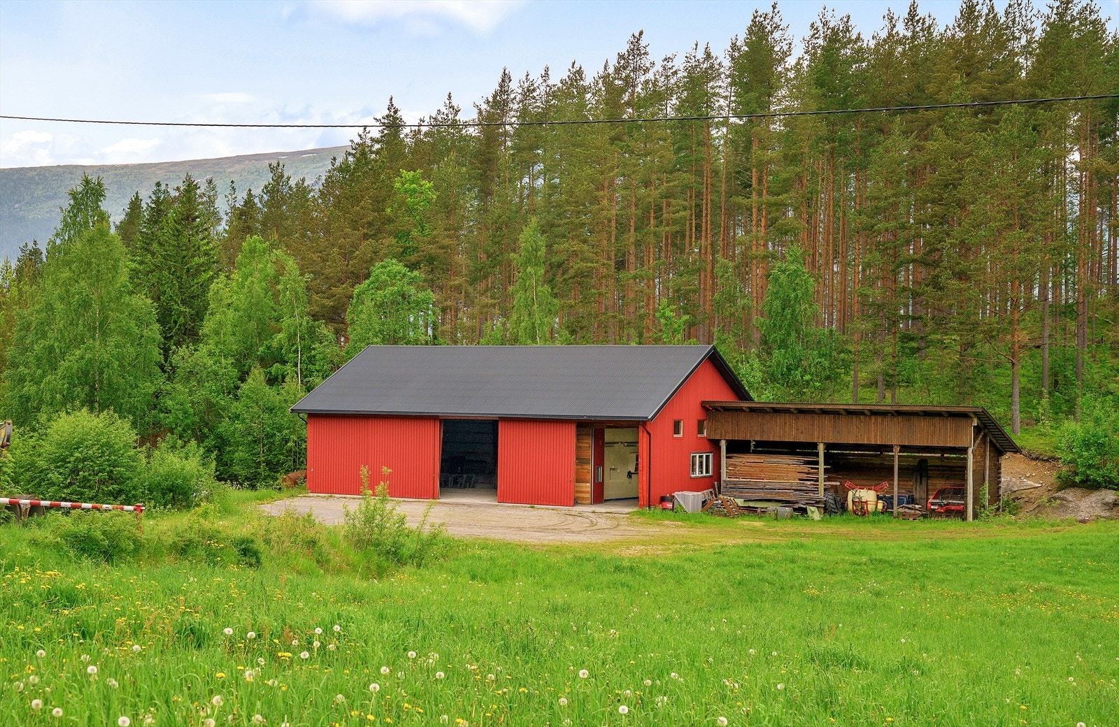 Perfekt for å få maskiner og redskap bort fra tunrommet. Det er to store dieseltanker. Galleribilde