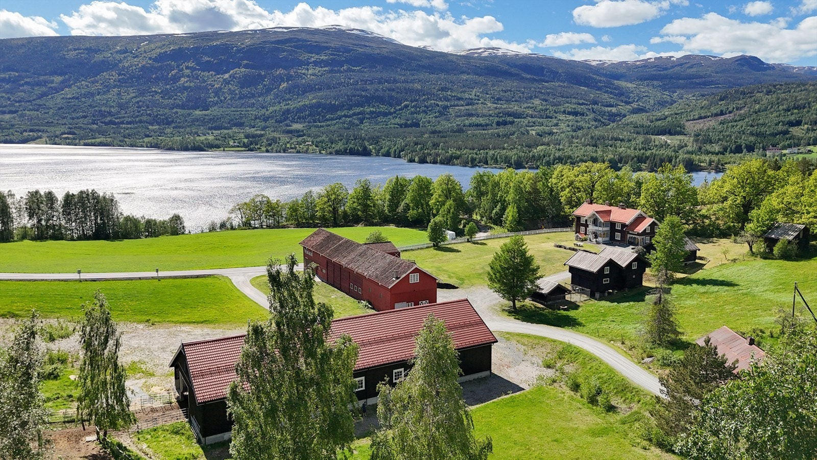 Veikåker gård er et svært godt utgangspunkt for å bo, drive og videreutvikle det som allerede er bygget opp! Galleribilde