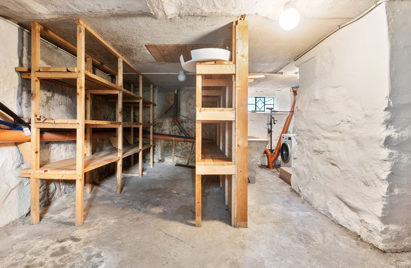 Godt med lagringsplass. Vaskerommet med plass til både tørketrommel og vaskemaskin er i bakkant. Galleribilde