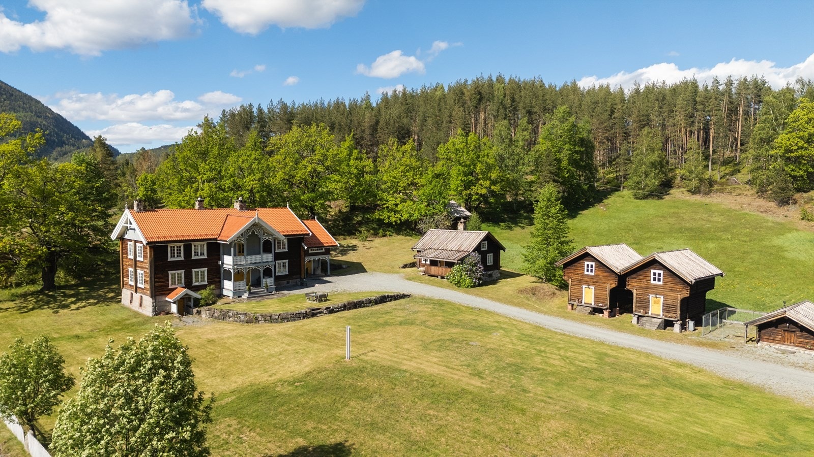 En helhetlig eiendom hvor historie, natur og ressurser smelter sammen til noe mer enn en tradisjonell gård. Galleribilde