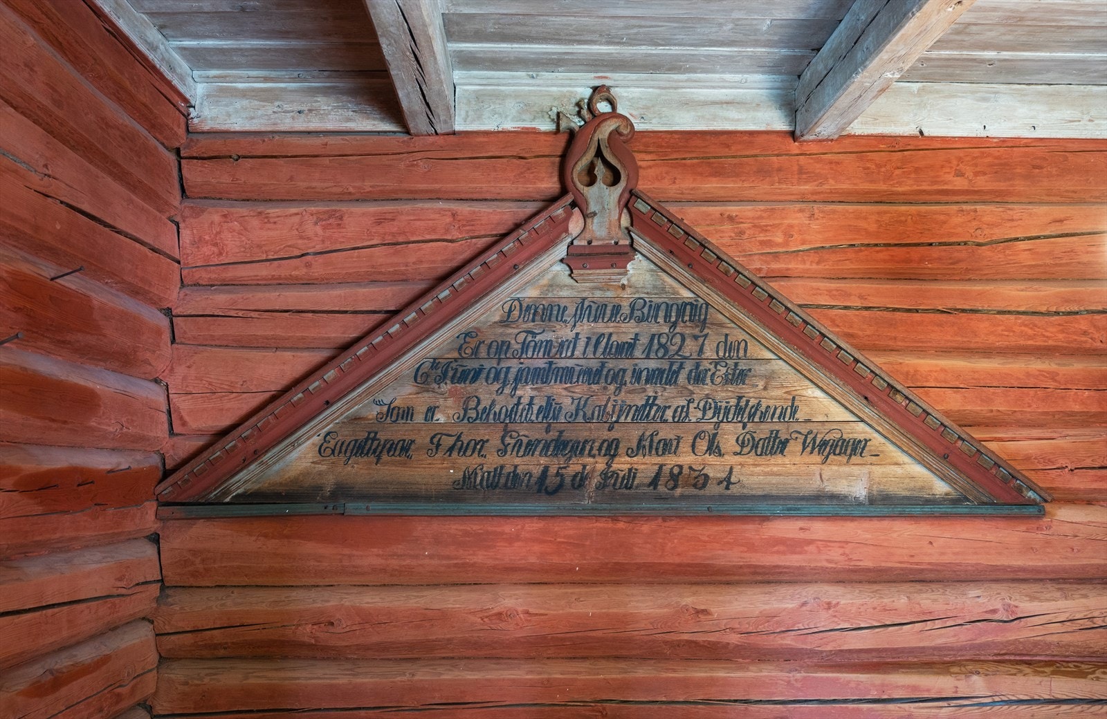 Det sies at den tømmerdelen som ligger mot nordøst er fra 1300-tallet. På gavltavla inne i huset står det at bygningen ble tømret opp i år 1827. Galleribilde