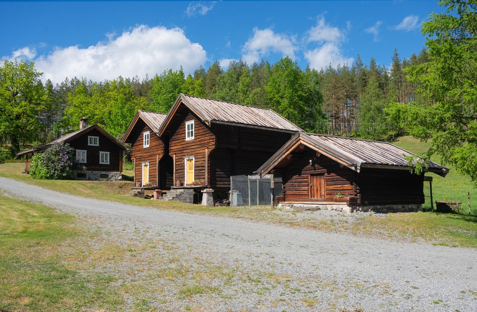 To sjarmerende stabbur hører hjemme på en gård av denne karakteren. Galleribilde