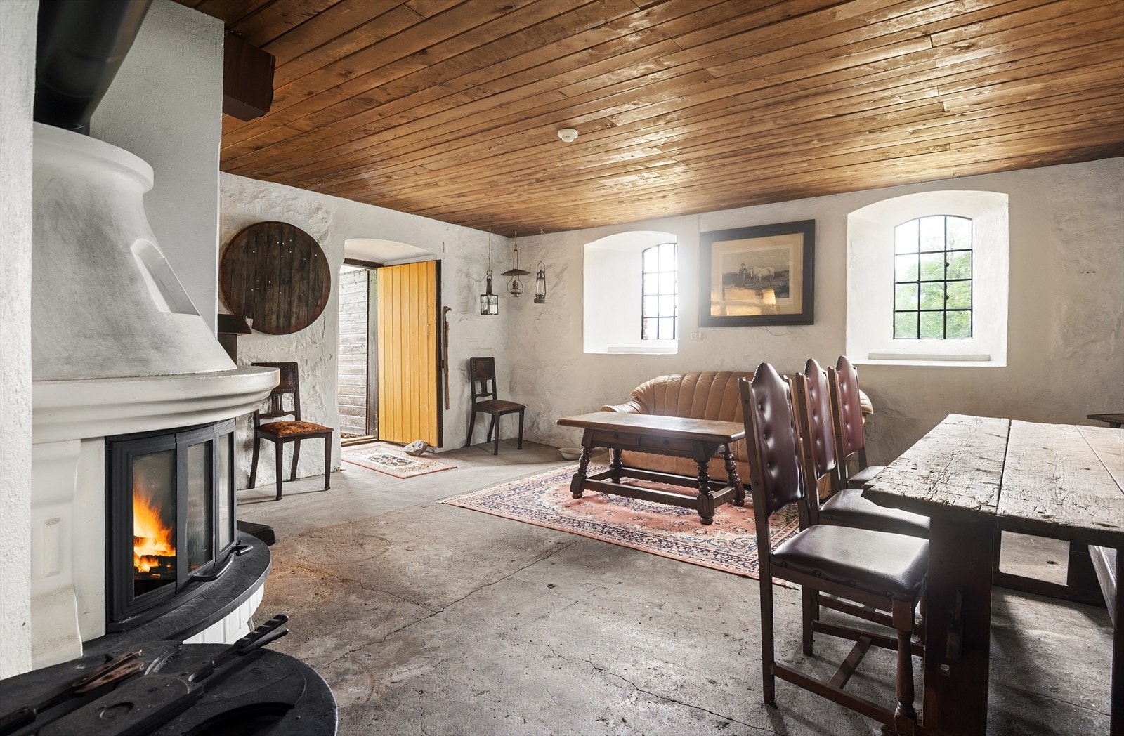 Hovedbygningens kjelleretasje. Både utvendig og innvendig adkomst til etasjen. Galleribilde
