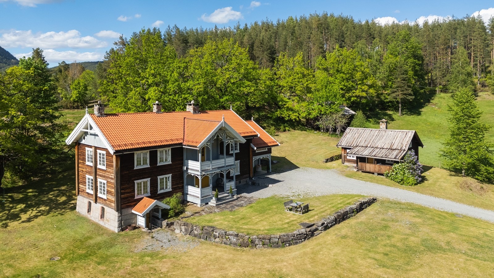 Skysstasjonen var i drift på gården fra slutten av 1700-tallet. Fra gammelt av hadde bygningen to innganger, en for de rike og en for de fattige. Galleribilde
