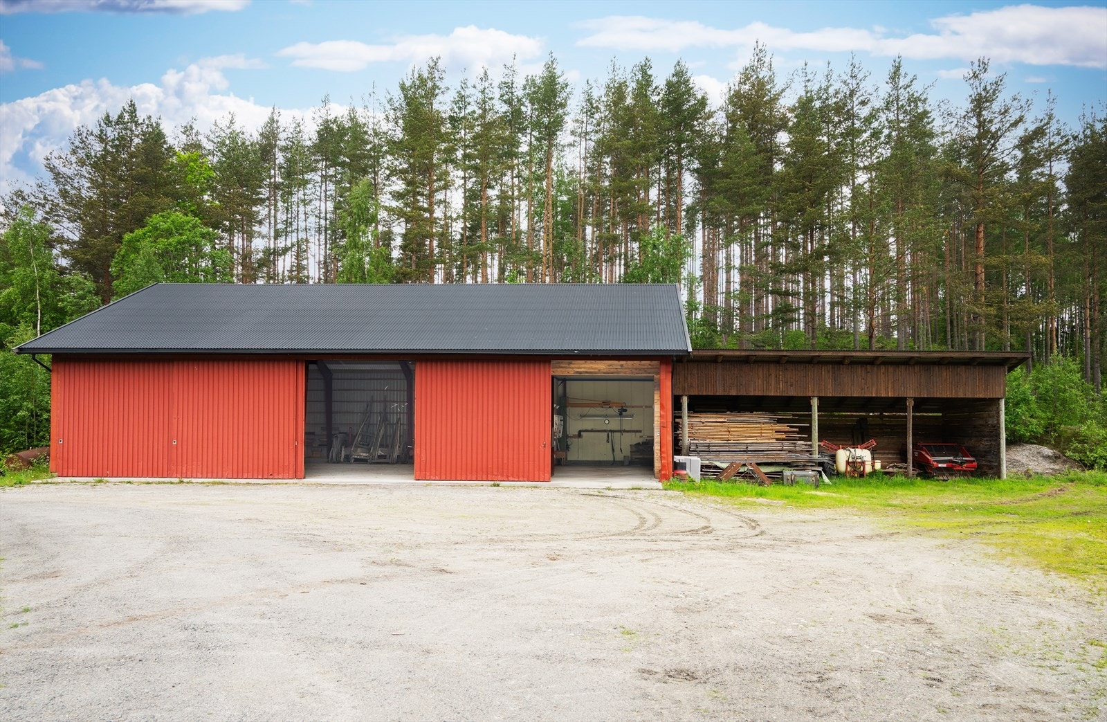 Et lite stykke opp fra gården ligger et romslig redskapshus med vinterisolert og oppvarmet verksted. Galleribilde