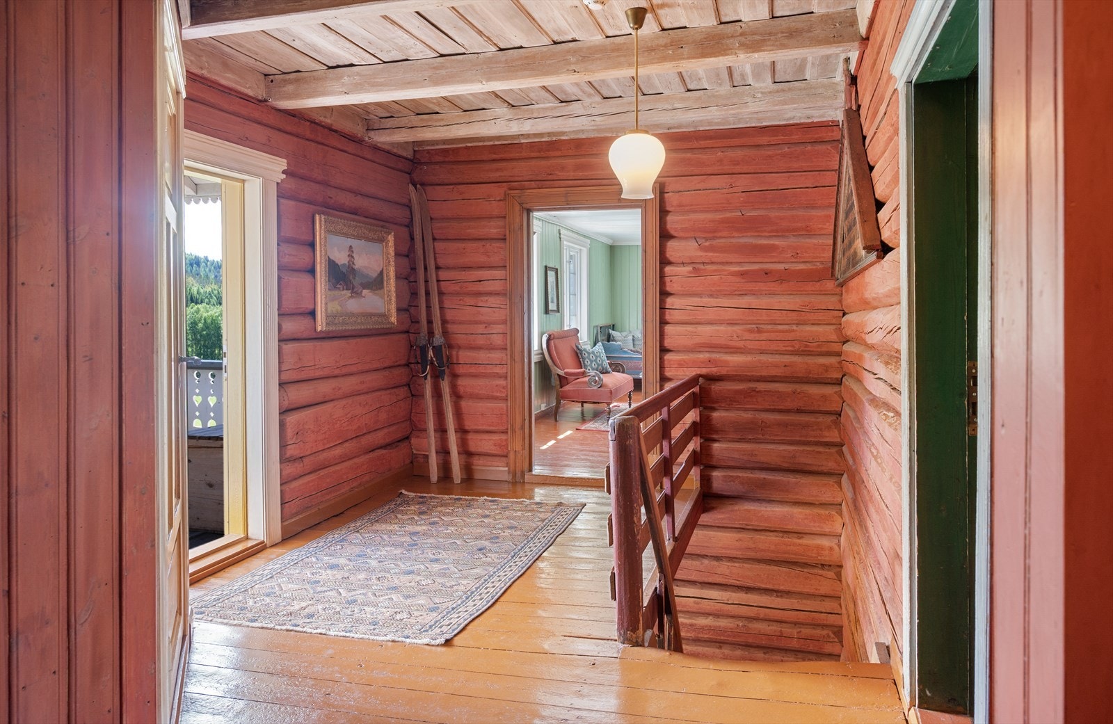Annen etasje med utgang til stor veranda og inngang til forstuen. Galleribilde