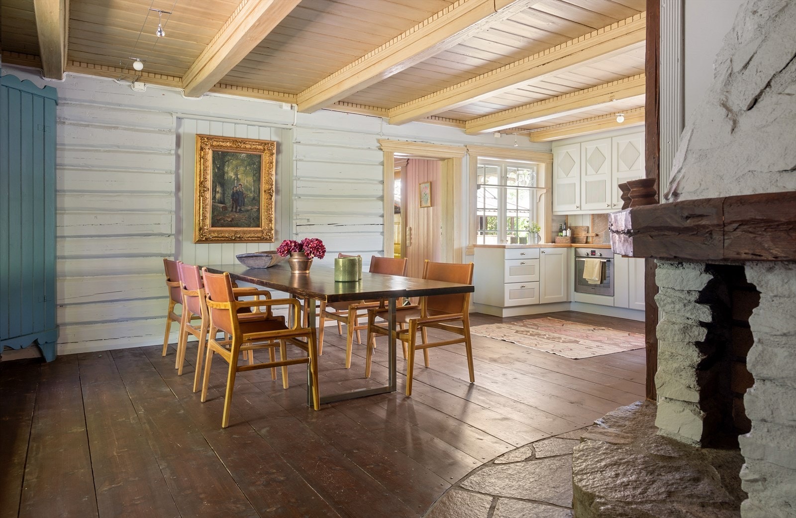 Hovedbygningen har et romslig kjøkken med god plass til å samle venner og familie. Galleribilde