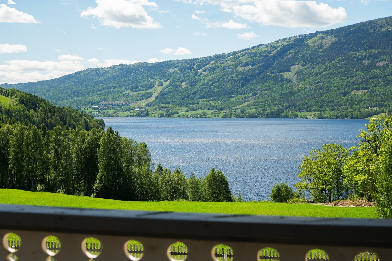 Utsikt mot Norefjell. På vinterstid er det ca. 25 minutters kjøring til Norefjell Skisenter med 30 nedfarter og 14 heiser. Anerkjente Norefjell Ski & Spa ligger også i området. Galleribilde