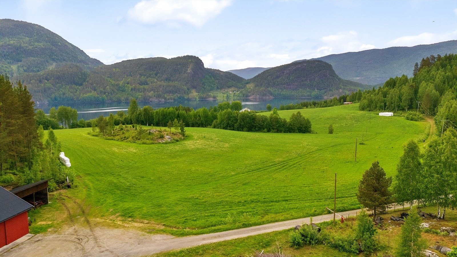 Veikåker betyr ikke veik åker, men stammer fra Weigager, som betyr signet jord. Ifølge NIBIO består jordbruksarealene av både svært god, god og mindre god jordkvalitet. Galleribilde