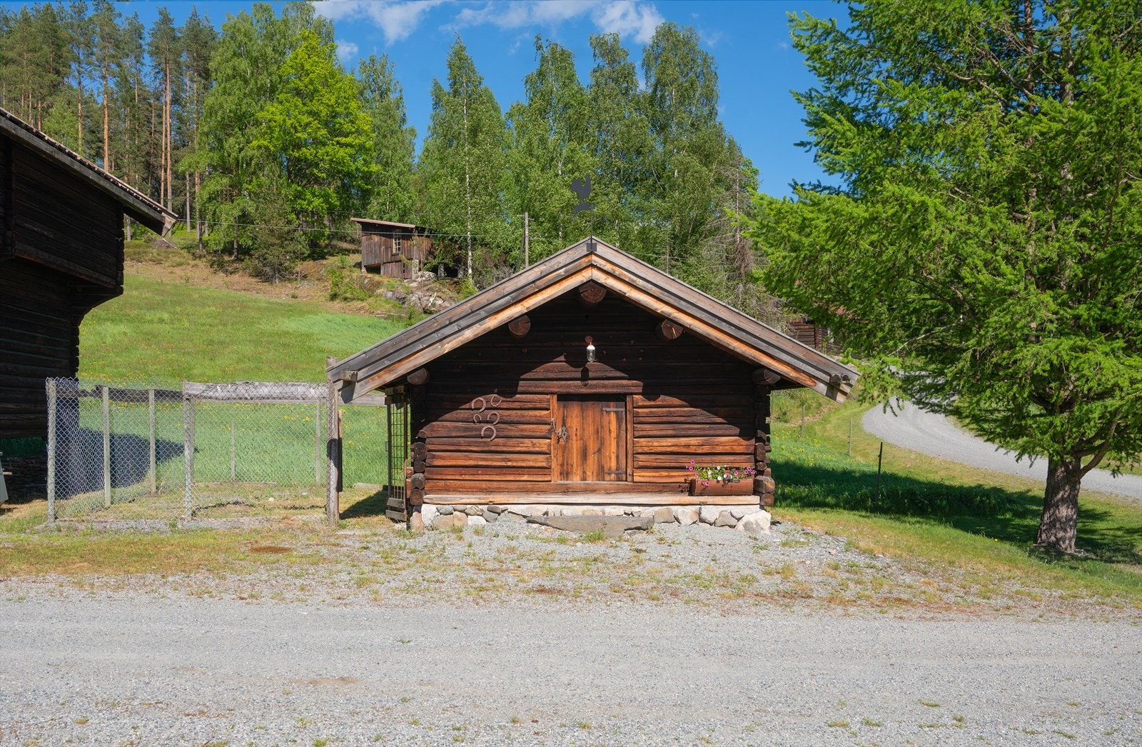 Kjellerbua er benyttet som oppvarmet hundehus med tilhørende luftegård. Galleribilde