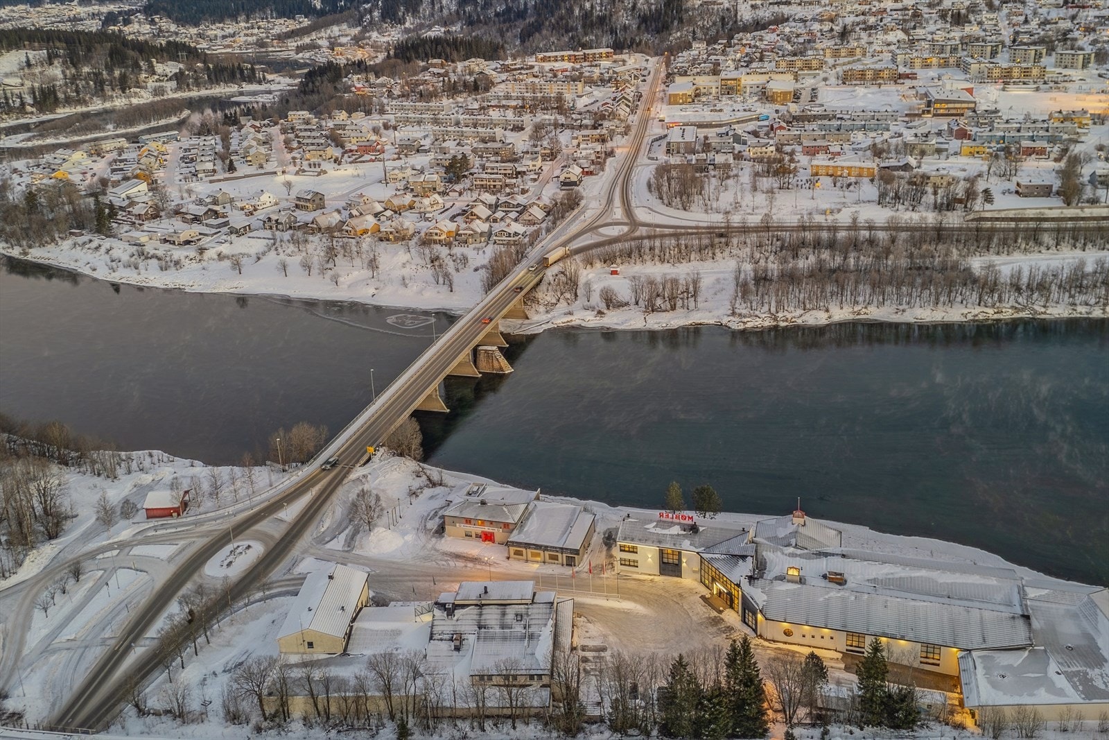 Attraktiv og synlig næringseiendom med strategisk beliggenhet langs E6 på Tverråneset, like nord for Mo i Rana sentrum. Galleribilde