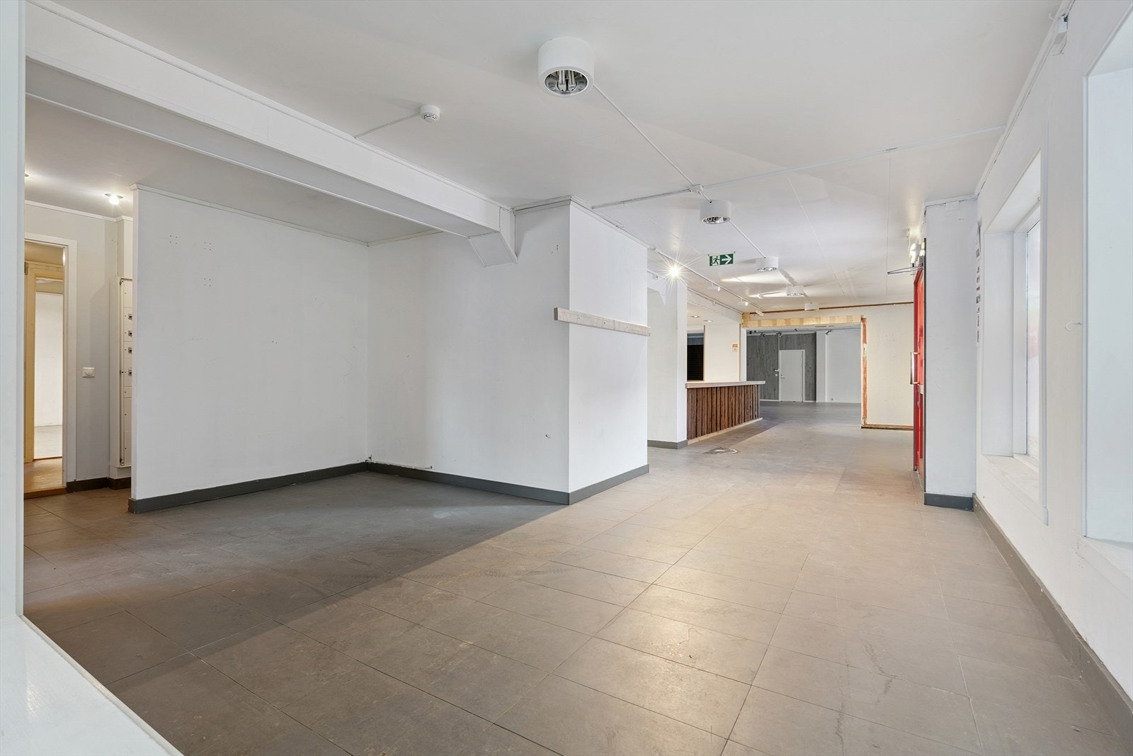 Inngangsparti butikk. Til venstre er gang til lager og trapp til 2.etasje Galleribilde