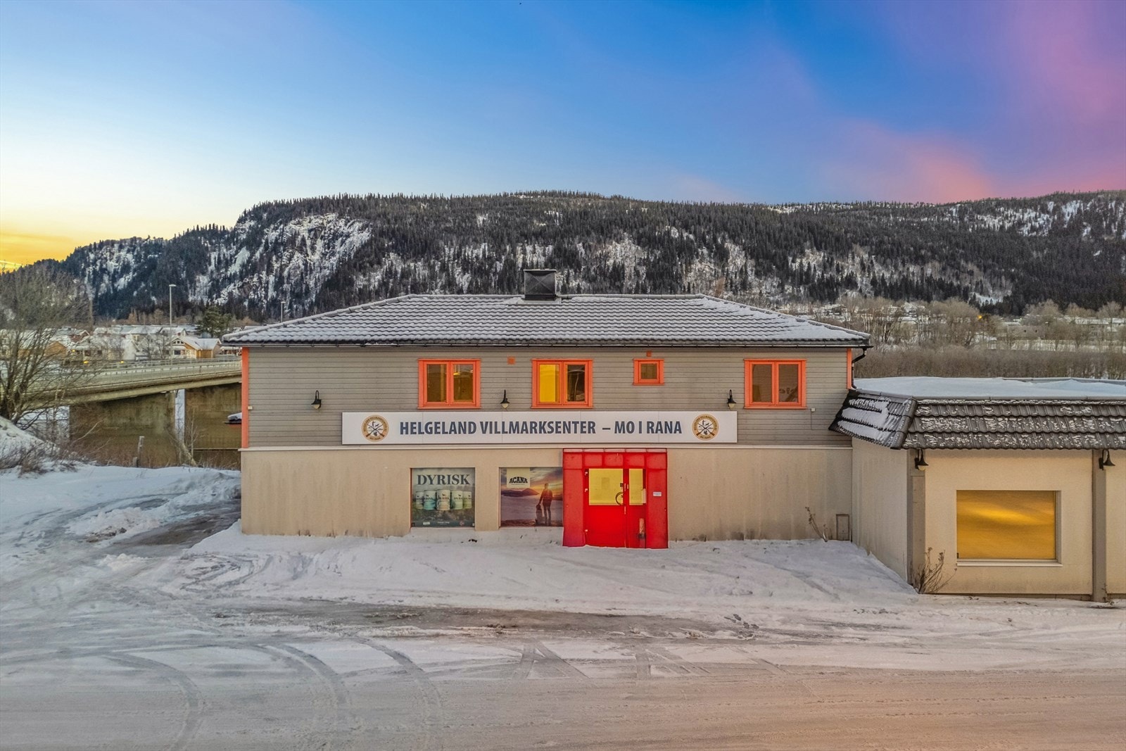Eiendommen består av et kombinert butikk-, lager- og kontorbygg over to etasjer, opprinnelig oppført i 1953 og senere oppgradert og tilpasset dagens bruk. Galleribilde