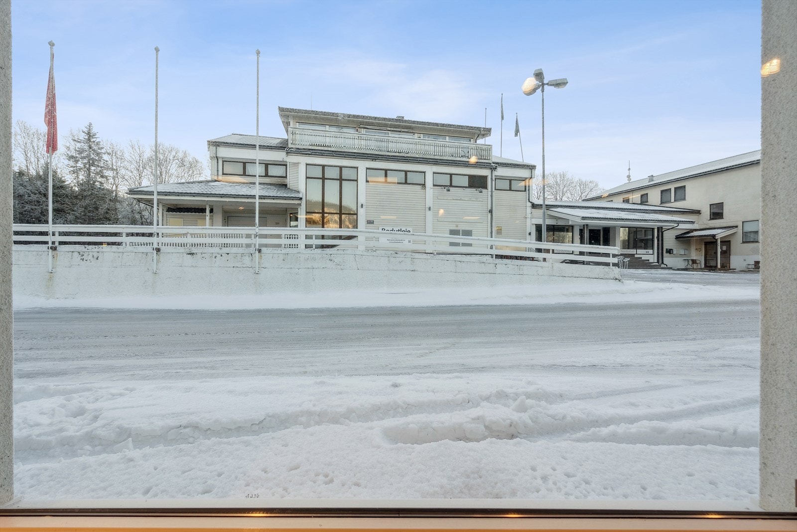 Utsikt mot nabobygg og parkering Galleribilde