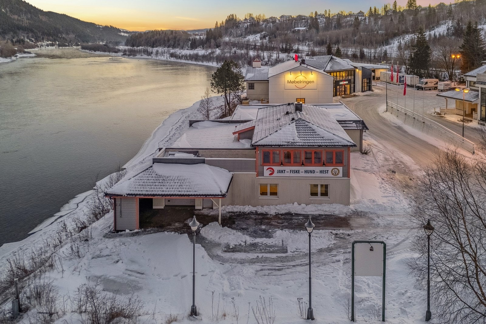 Direkte adkomst fra offentlig vei og enkel tilgjengelighet for både kunder, ansatte og vareleveranser. Galleribilde