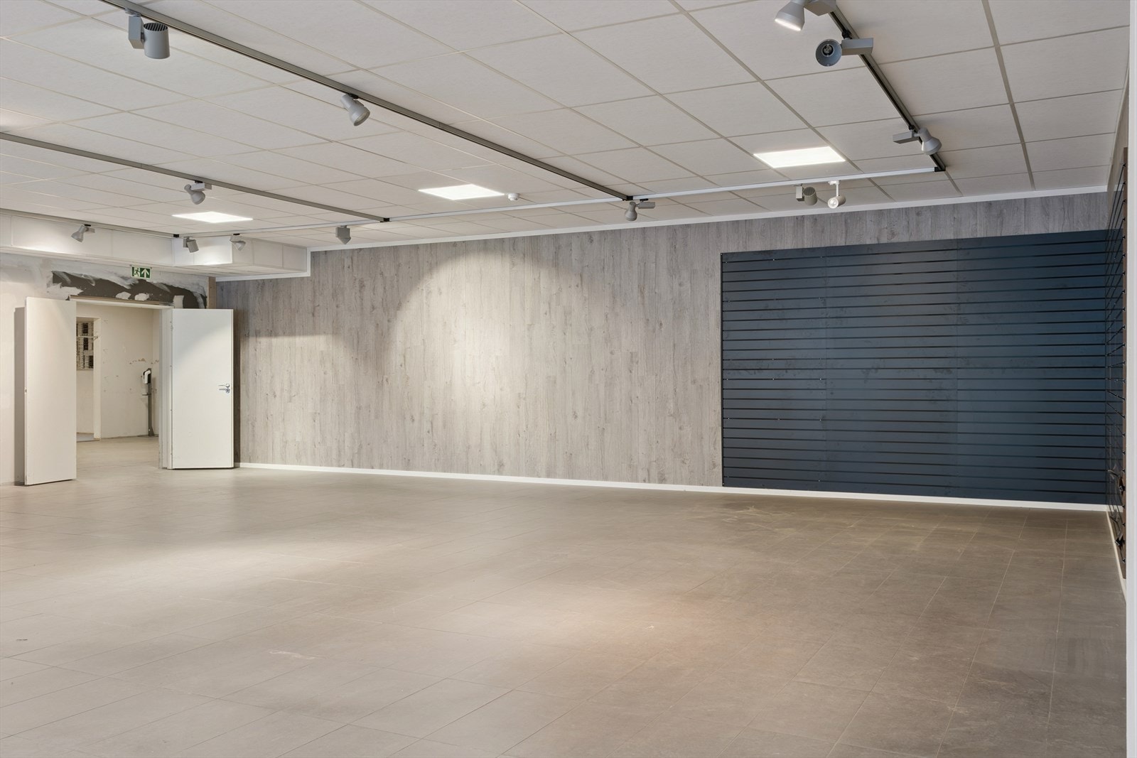 Utstillingsvegger i butikkarealet Galleribilde