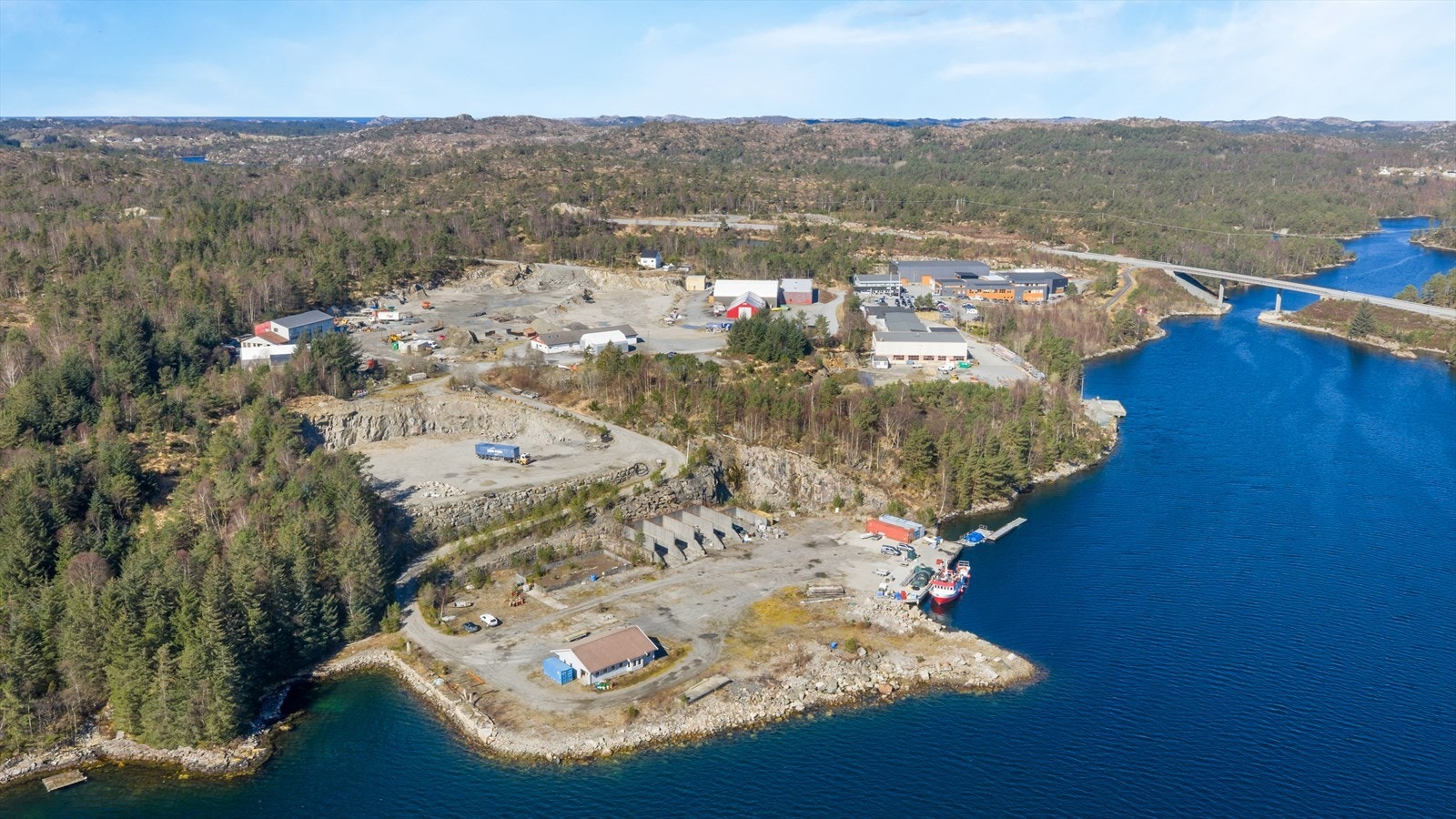 Ca 80 meter sjølinje med god dybde! Galleribilde