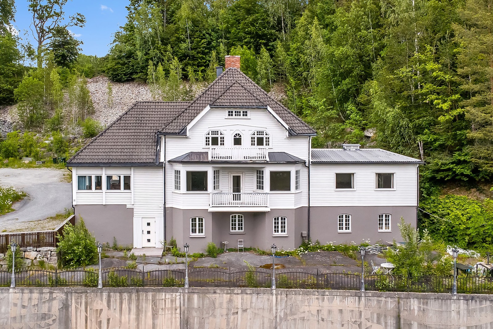 Dialog Eiendomsmegling AS avd Drammen Kongsfoss Pensjonat Strandgata 5, Åmot 1 072 m² 5 500 000 kr Totalpris: 5 501 090 kr ∙ Selveier ∙ Andre, Kombina