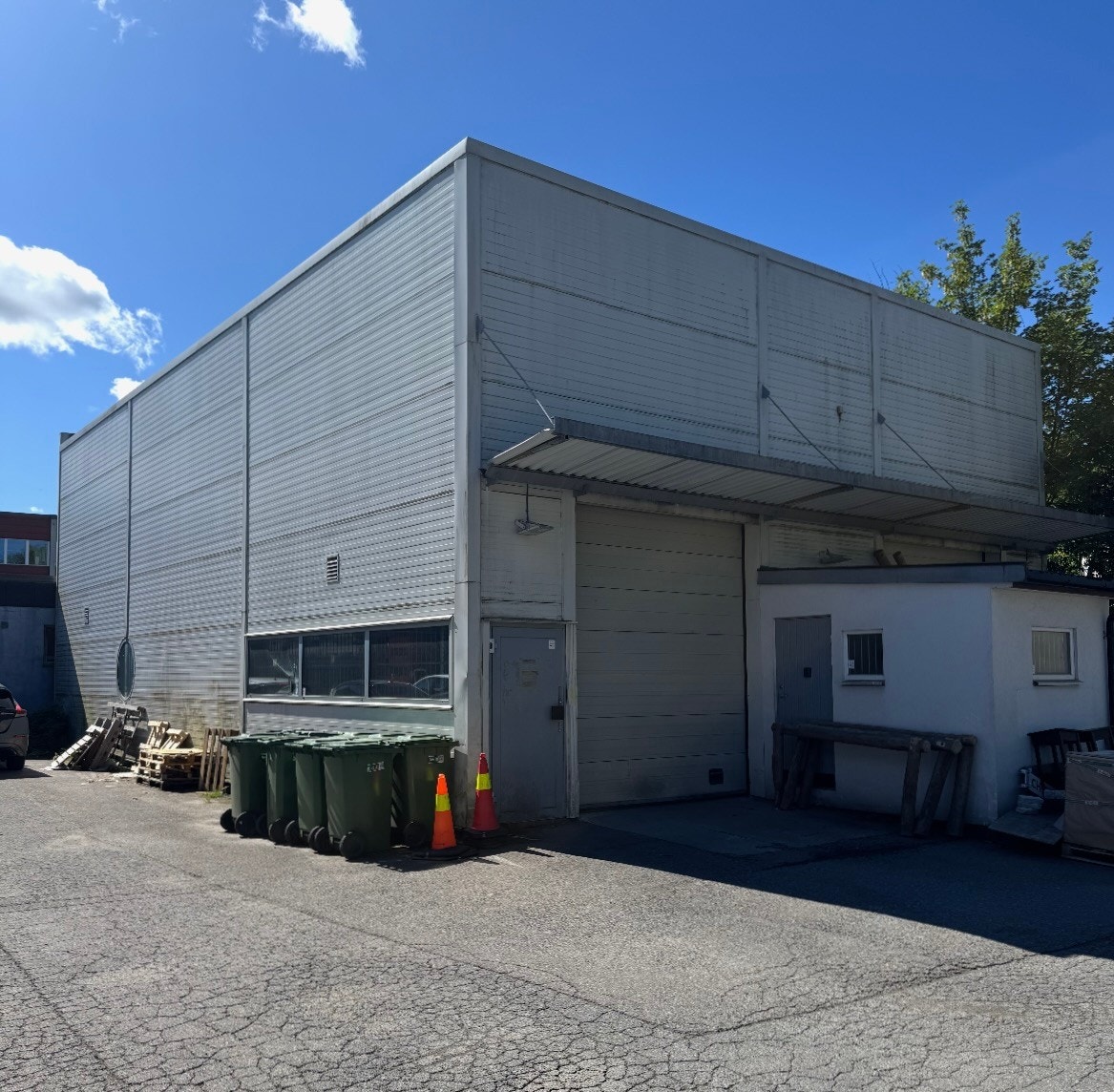 Lagerlokalet fra 190 – 410 m2. Kan enten leies samlet eller hver for seg. Det er 6 meter takhøyde i høyt lageret og normal høyde i lageret på 190. Galleribilde