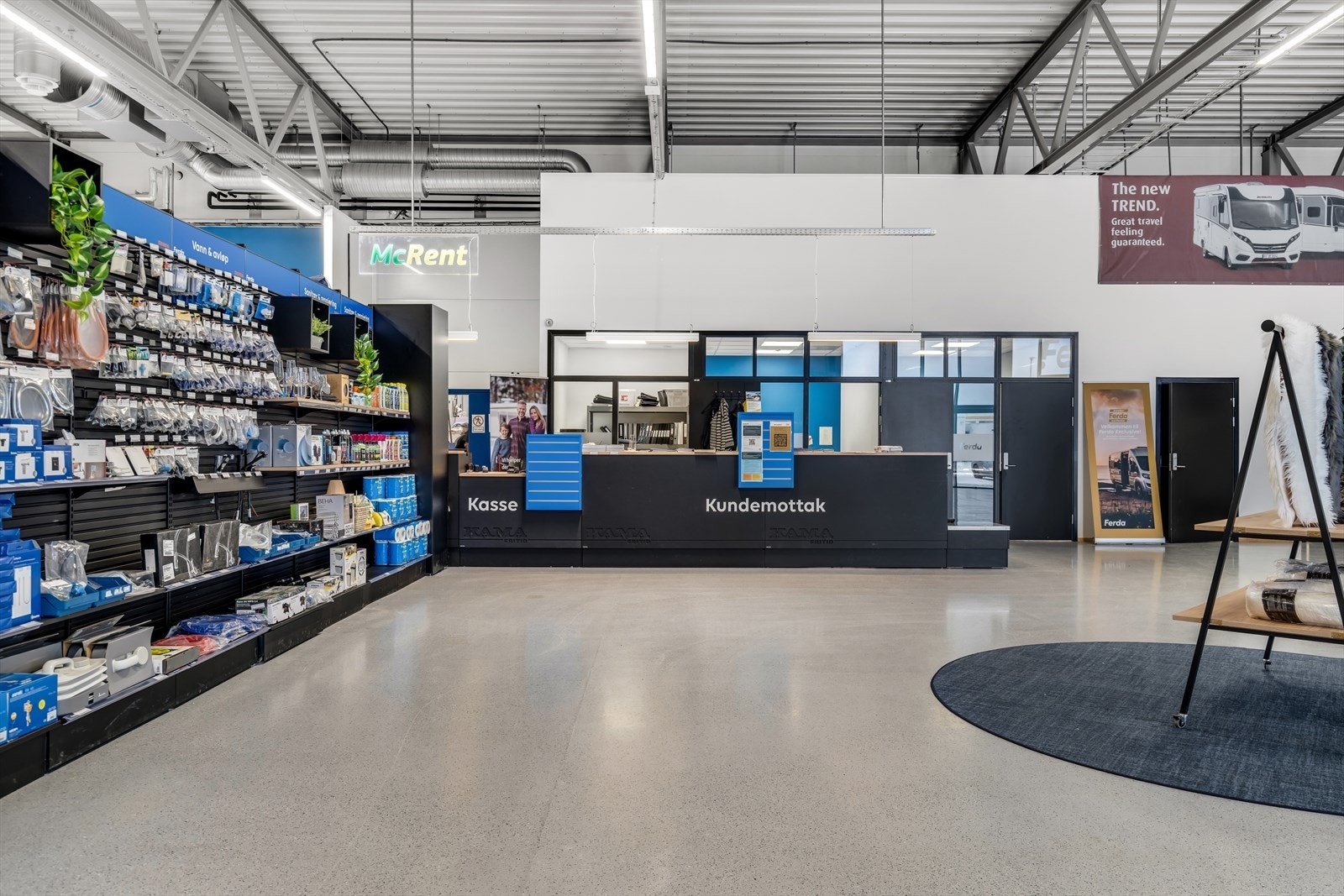 Desk med kontorer bak Galleribilde
