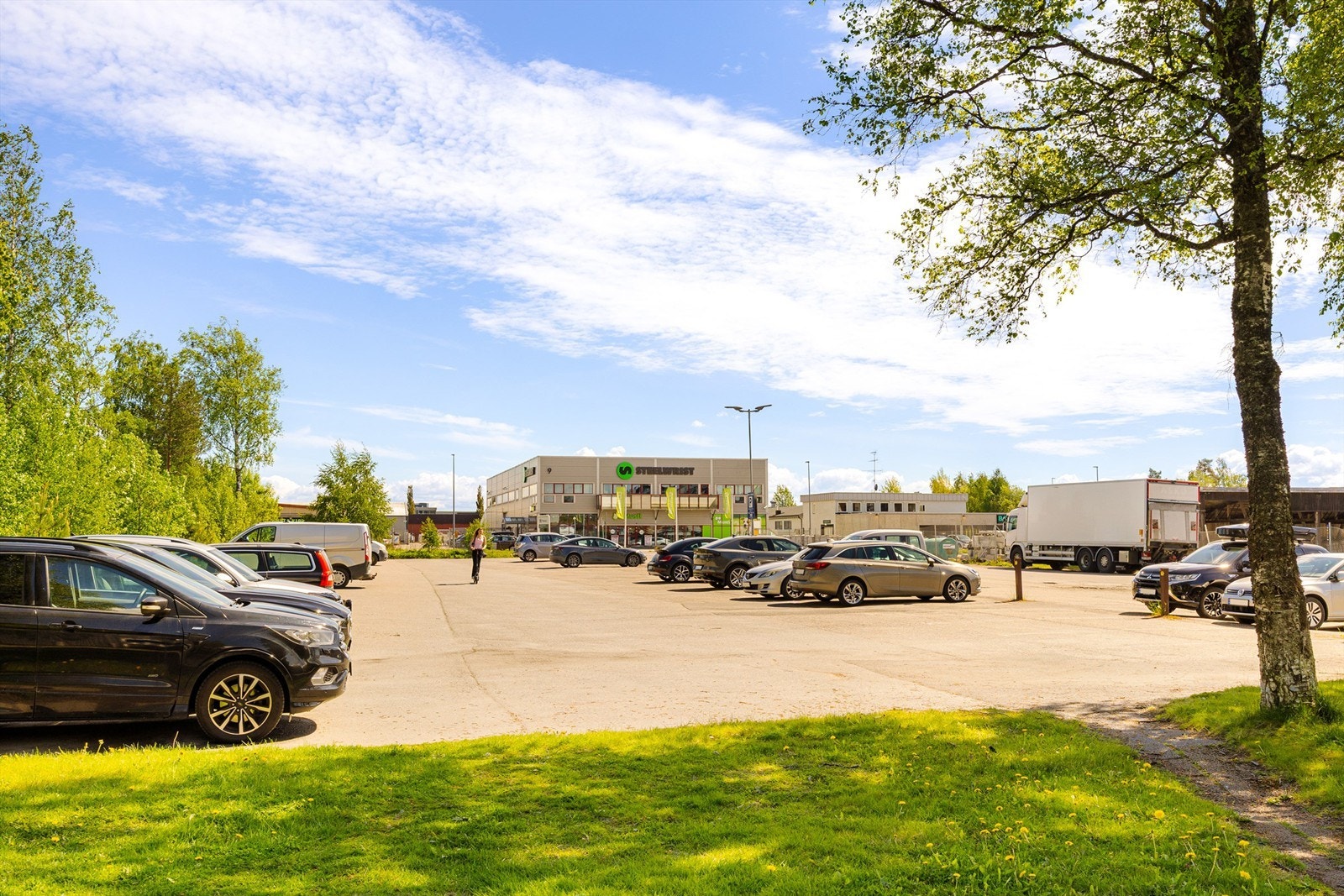 I tillegg til parkering ved bygget, har eiendommen en stor parkeringsplass ved innkjøringen Galleribilde