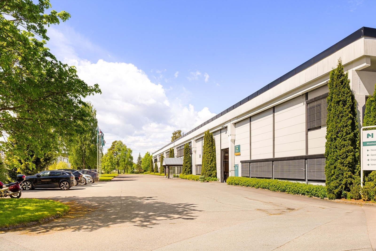 Parkering rett utenfor kontorinngangen Galleribilde